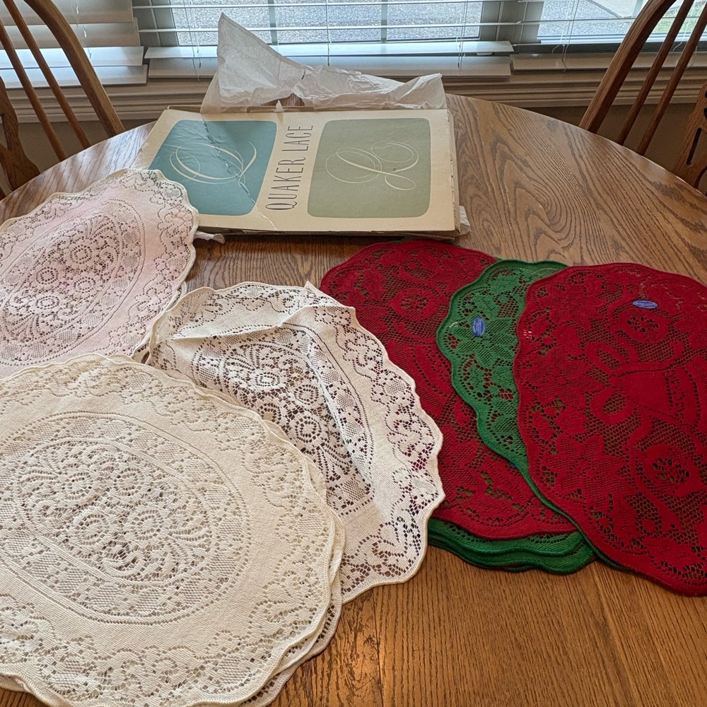 Quaker Lace Place in Box Mats Victorian Set 18 Red Green Off White Christmas